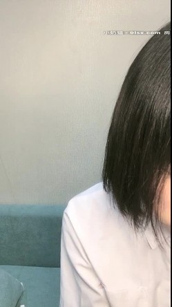 萝莉美少女 小完具 ，‘不行，插不进去，不是我下面已经湿啦，肉棒真的太大了没办法插’，只能用手插了，很爽，阴毛很多！ 截图14