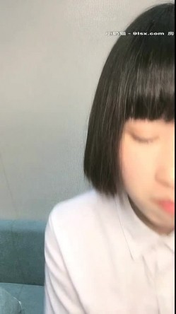 萝莉美少女 小完具 ，‘不行，插不进去，不是我下面已经湿啦，肉棒真的太大了没办法插’，只能用手插了，很爽，阴毛很多！ 截图15