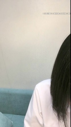 萝莉美少女 小完具 ，‘不行，插不进去，不是我下面已经湿啦，肉棒真的太大了没办法插’，只能用手插了，很爽，阴毛很多！ 截图16