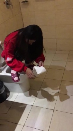 对白刺激淫荡大学生援交美眉背着男友约炮边拿着肉棒边与男友通电话差点被发现 截图1