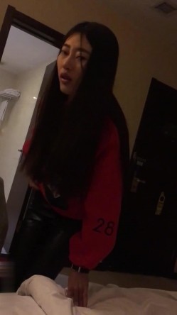 对白刺激淫荡大学生援交美眉背着男友约炮边拿着肉棒边与男友通电话差点被发现 截图3