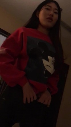 对白刺激淫荡大学生援交美眉背着男友约炮边拿着肉棒边与男友通电话差点被发现 截图4