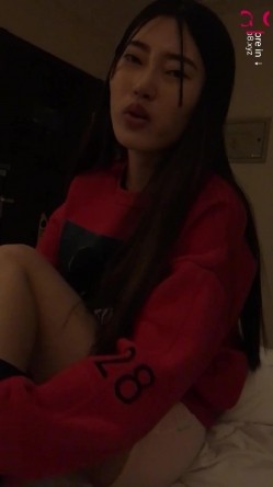 对白刺激淫荡大学生援交美眉背着男友约炮边拿着肉棒边与男友通电话差点被发现 截图5