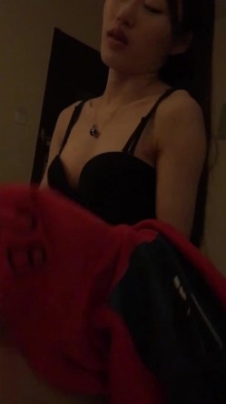 对白刺激淫荡大学生援交美眉背着男友约炮边拿着肉棒边与男友通电话差点被发现 截图7