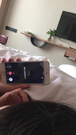 对白刺激淫荡大学生援交美眉背着男友约炮边拿着肉棒边与男友通电话差点被发现 截图10