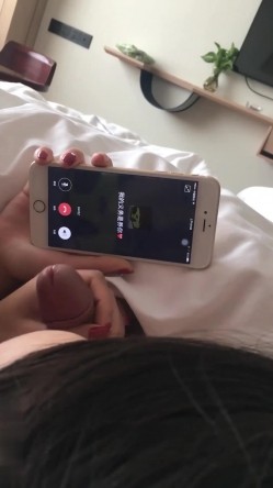 对白刺激淫荡大学生援交美眉背着男友约炮边拿着肉棒边与男友通电话差点被发现 截图11