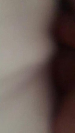 对白刺激淫荡大学生援交美眉背着男友约炮边拿着肉棒边与男友通电话差点被发现 截图14