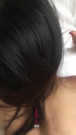 对白刺激淫荡大学生援交美眉背着男友约炮边拿着肉棒边与男友通电话差点被发现 截图16