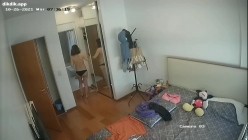 家庭摄像头黑客入侵控制强开真实偸拍居家隐私生活大曝光 骚姐姐寂寞难耐边看手机黄片边用跳蛋自慰 截图5