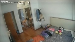 家庭摄像头黑客入侵控制强开真实偸拍居家隐私生活大曝光 骚姐姐寂寞难耐边看手机黄片边用跳蛋自慰 截图7