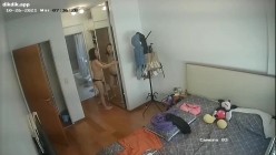 家庭摄像头黑客入侵控制强开真实偸拍居家隐私生活大曝光 骚姐姐寂寞难耐边看手机黄片边用跳蛋自慰 截图8