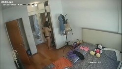 家庭摄像头黑客入侵控制强开真实偸拍居家隐私生活大曝光 骚姐姐寂寞难耐边看手机黄片边用跳蛋自慰 截图9