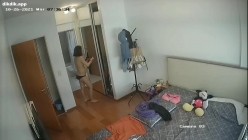 家庭摄像头黑客入侵控制强开真实偸拍居家隐私生活大曝光 骚姐姐寂寞难耐边看手机黄片边用跳蛋自慰 截图10