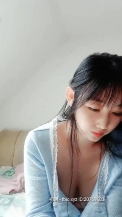 清纯美女主播【援交大学生】胸圆圆，可以约，抖胸叫骚诱惑，乳沟真的好美呀！ 截图14