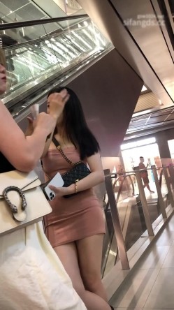 超高神似关之琳的小美女在和闺蜜买奶茶臭美的蹲下自拍给大家看内裤 截图1
