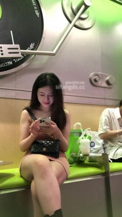 超高神似关之琳的小美女在和闺蜜买奶茶臭美的蹲下自拍给大家看内裤 截图7