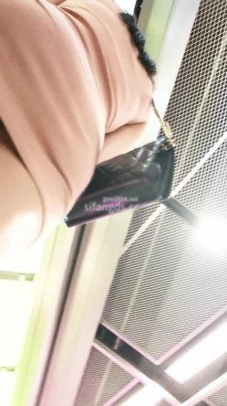 超高神似关之琳的小美女在和闺蜜买奶茶臭美的蹲下自拍给大家看内裤 截图9