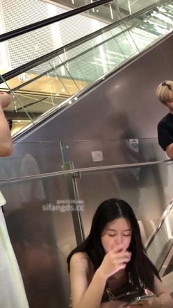 超高神似关之琳的小美女在和闺蜜买奶茶臭美的蹲下自拍给大家看内裤 截图12