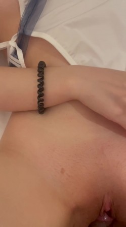 广西无毛表妹露脸性爱自拍，各种自慰器束缚跪地，认真吮吸肉棒妙不可言 截图8