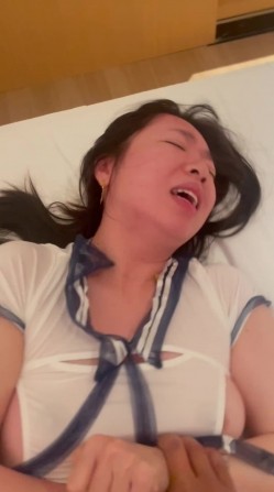 广西无毛表妹露脸性爱自拍，各种自慰器束缚跪地，认真吮吸肉棒妙不可言 截图16