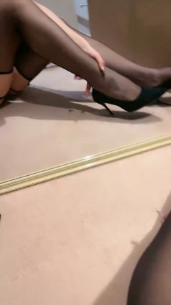 丰满身材巨乳美女！性感吊带丝袜！情趣内裤大肥臀，一对豪乳揉捏，翘起屁股摇摆，极度诱惑 截图13