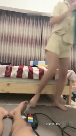 老爷子和村里两个小伙专门去嫖娼。用1200块让扯皮条的大妈带到两个妹子的住宿地淫乱群P 截图8