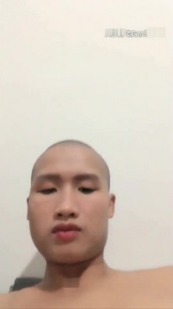老爷子和村里两个小伙专门去嫖娼。用1200块让扯皮条的大妈带到两个妹子的住宿地淫乱群P 截图9
