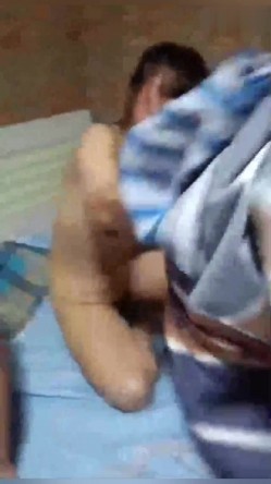 网曝门山东泰安抓奸事件 ️太残暴了！正在做爱被当场抓住各种抽打全程录像 截图2