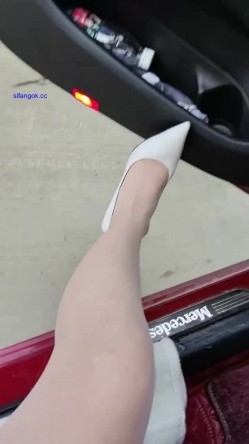 抖音巨乳【晓晓 是晓晓啊】露脸漏点道具插逼 ️喷水漏出福利 截图2