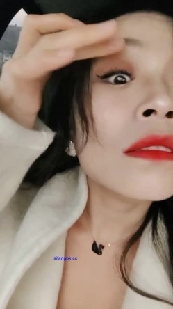 抖音巨乳【晓晓 是晓晓啊】露脸漏点道具插逼 ️喷水漏出福利 截图16