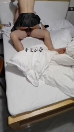 〖绿帽淫妻女神堕落〗绿帽大神献妻领导，亲自开车送骚妻和领导去旅游 把自己的妻子带出去让人当母狗调教 截图5