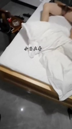 〖绿帽淫妻女神堕落〗绿帽大神献妻领导，亲自开车送骚妻和领导去旅游 把自己的妻子带出去让人当母狗调教 截图9