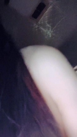 高颜值黑丝宝贝，深夜露脸精彩大秀直播，好久不见的美女宝贝，跟狼友撩骚互动听指挥，道具蹂躏骚穴淫水 截图12