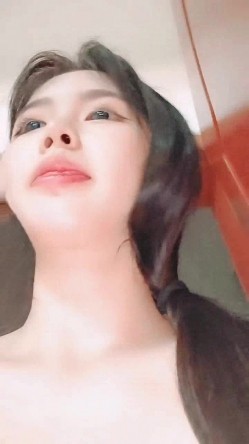 高颜值黑丝宝贝，深夜露脸精彩大秀直播，好久不见的美女宝贝，跟狼友撩骚互动听指挥，道具蹂躏骚穴淫水 截图16