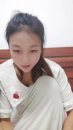 良家小少妇深夜露脸与小哥床上激情，让小哥吃奶舔逼，口交大鸡巴后入爆草，激情上位淫声荡语不断互动撩骚 截图1