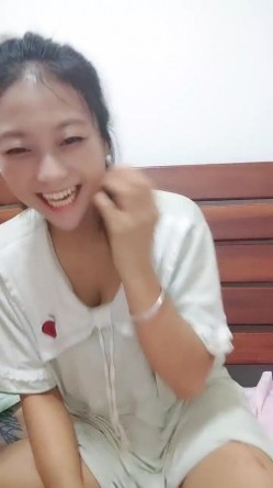 良家小少妇深夜露脸与小哥床上激情，让小哥吃奶舔逼，口交大鸡巴后入爆草，激情上位淫声荡语不断互动撩骚 截图3
