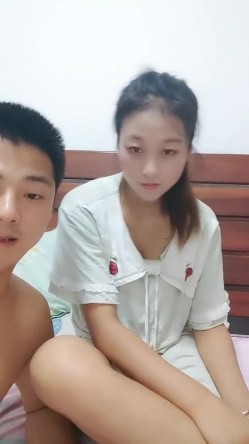 良家小少妇深夜露脸与小哥床上激情，让小哥吃奶舔逼，口交大鸡巴后入爆草，激情上位淫声荡语不断互动撩骚 截图5