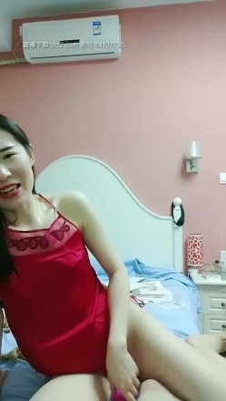 白白大长腿气质型美女下海自慰，红色肚兜黑丝袜特写玩跳蛋毛毛浓密，自慰完浴室湿身诱惑 截图8