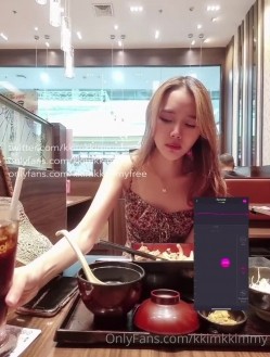23岁日马混血美少女「Kimmy」OF露脸大尺度性爱私拍 小小年纪户外露出后庭开发潮喷吞精群P真会玩 截图1