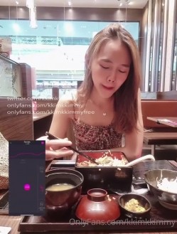 23岁日马混血美少女「Kimmy」OF露脸大尺度性爱私拍 小小年纪户外露出后庭开发潮喷吞精群P真会玩 截图2
