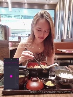 23岁日马混血美少女「Kimmy」OF露脸大尺度性爱私拍 小小年纪户外露出后庭开发潮喷吞精群P真会玩 截图4