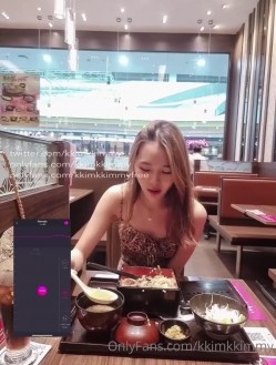 23岁日马混血美少女「Kimmy」OF露脸大尺度性爱私拍 小小年纪户外露出后庭开发潮喷吞精群P真会玩 截图7