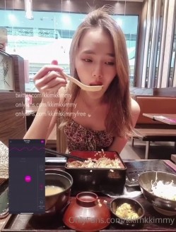 23岁日马混血美少女「Kimmy」OF露脸大尺度性爱私拍 小小年纪户外露出后庭开发潮喷吞精群P真会玩 截图10