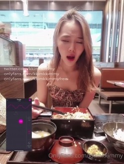 23岁日马混血美少女「Kimmy」OF露脸大尺度性爱私拍 小小年纪户外露出后庭开发潮喷吞精群P真会玩 截图12