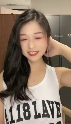 【新人绿播女神下海 七月】明星级颜值一流 骚舞酸奶浴突破尺度~非常带劲奈斯！ 截图12