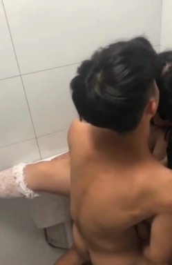 网吧厕所偷拍！一对情侣打炮，大奶妹被小混混暴力艹B 截图11