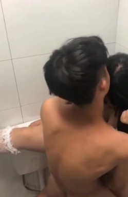网吧厕所偷拍！一对情侣打炮，大奶妹被小混混暴力艹B 截图12