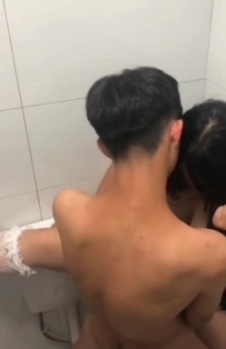 网吧厕所偷拍！一对情侣打炮，大奶妹被小混混暴力艹B 截图13