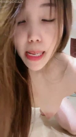 黄色战袍校花女神「甜奶汐」，让人梆硬的身材，一看就是个淫妇，白虎馒头逼，不干个几个小时满足不了！ 截图3