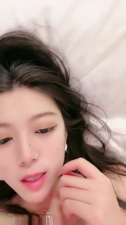 【极品推荐 ️一饱眼福】人气高颜女神『奶球』携保时捷车模闺蜜下海捞金②两姐妹天天轮番被干 无套内射 全裸出镜 截图6